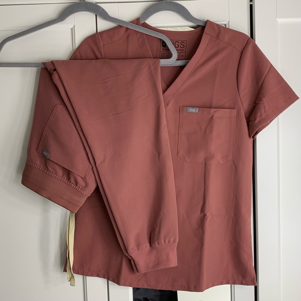 Figs Scrubs Set LIMITED EDITION COLOR (PETITE)